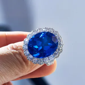 Anello con zaffiro blu 15ct taglio ovale in argento S925 con incisioni laterali