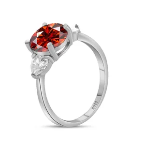 Vista laterale macro dell'anello in argento S925 con pietra ovale rossa 3CT e decori