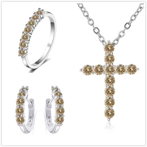 Makroansicht des S925 Sterlingsilber-Sets mit champagnerfarbenem Moissanit-Kreuz