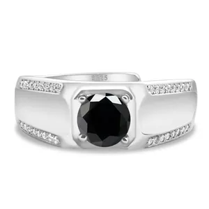 Primer plano del sello S925 en un anillo de plata para hombre con gran gema negra