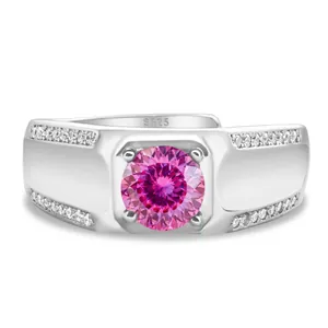 Primer plano detallado del sello S925 y la gema rosa en el anillo para hombre