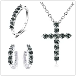 Detail der S925 Sterlingsilber-Stempelung und graue Moissanit-Fassungen auf Schmuckset