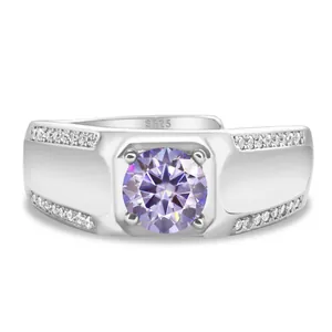 Vista detallada de un anillo de plata S925 con piedra lavanda redonda y diamantes laterales