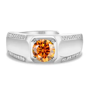 Primer plano del sello S925 y moissanita naranja en un anillo ancho de hombre
