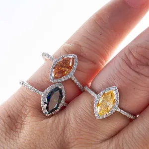 S925 Silberringe mit marquise-geschliffenem Moissanit in Bernstein, Grün und Gelb am Finger