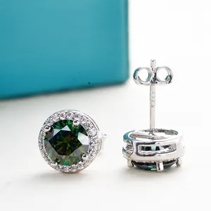 Macro detail van 925 sterling zilveren oorknoppen met ronde donkergroene moissanite halo