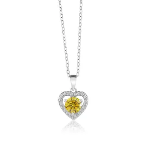 Gros plan du collier en argent S925 en forme de cœur avec une pierre jaune brillante