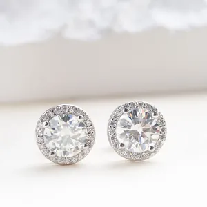 Macro detail van 1 karaat moissaniet halo oorsteker met 925 sterling zilveren zetting met klauwen