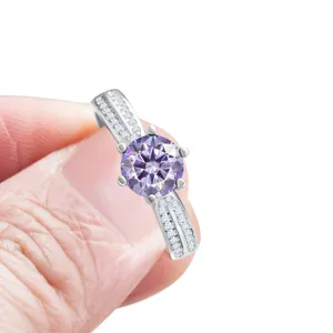 Anello classico in argento 925 con moissanite viola rotonda e montatura a sei griffe