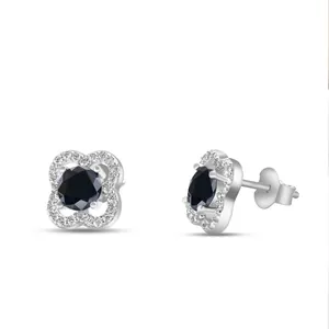 Detail van S925 zilveren klaver oorbellen met zwarte edelsteen en glanzend pavé-zetting