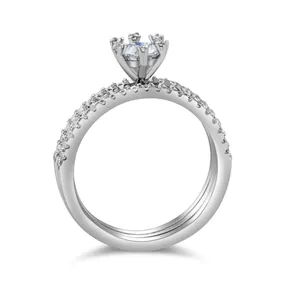 Elegante anillo de plata 925 con una brillante moissanita redonda y banda con pavé