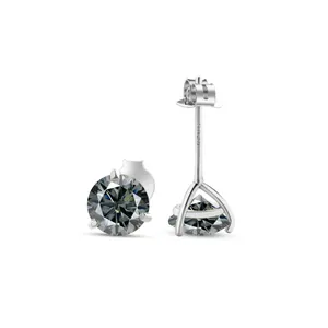 Vue macro du poinçon en argent 925 et du sertissage à quatre griffes sur les boucles