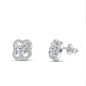 Detail van S925 zilveren klaveroorbellen met schitterende moissanite stenen in zilver