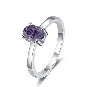 Dettaglio anello in moissanite viola ovale con montatura a quattro griffe in argento lucido