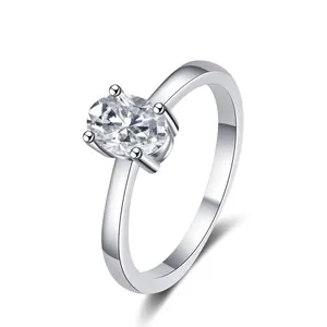 Squisito anello in argento 925 con moissanite taglio ovale in incastonatura a quattro griffe