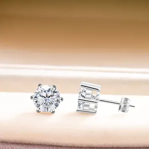 Boucles d'oreilles classiques en argent 925 avec moissanite et élégante monture à six griffes