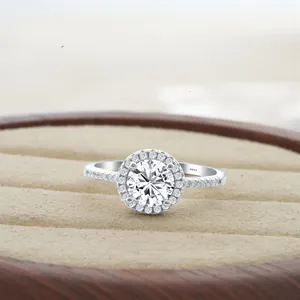 Anello halo classico in argento 925 con moissanite da 1 carato su scatola in legno