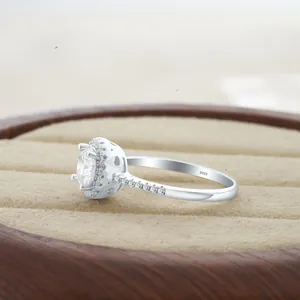 Anello classico in moissanite da 1 carato in argento 925 su scatola di gioielli in legno
