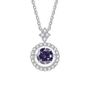 Macrodetail van de paarse moissanite halo hanger met een glanzende zilveren ketting