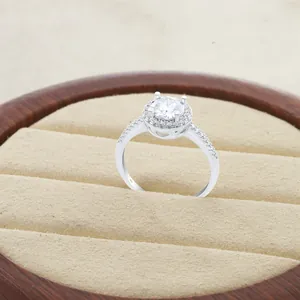 Lussuoso Anello Moissanite da 1 Carato Taglio Brillante Tondo Argento Sterling 925 Placcato Platino Anello di Fidanzamento Halo Donna