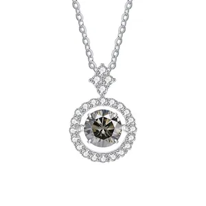 Detailopname van 925 zilveren moissanite ketting met glanzende halo-diamanten hanger