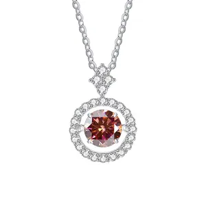Detail van roodbruine moissanite hanger met zilveren halo en fijne schakelketting