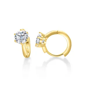 Κλασικά σκουλαρίκια Moissanite 1.00ct από επιχρυσωμένο ασήμι 925 με δέσιμο με δόντια