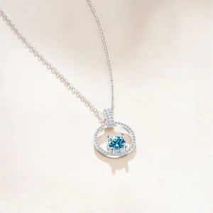 Dettaglio del ciondolo in argento S925 con moissanite blu e montatura a cerchio halo