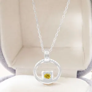 Collana in argento S925 con moissanite gialla da 1 carato su una scatola di velluto beige