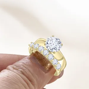 Conjunto de anillo de moissanita de 2,7 ct en plata dorada con engaste de seis garras