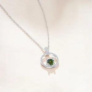 Elegante collana quadrifoglio in argento S925 con pendente in moissanite verde brillante