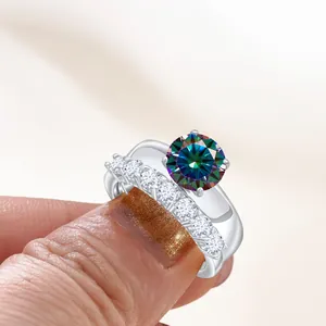 Close-up van luxe 2,7 karaat moissanite ringenset met gekleurde edelsteen op vrouwenhand