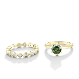 Set van 18K verguld S925 zilveren eeuwigheidsband en groene moissaniet ring met reflectie