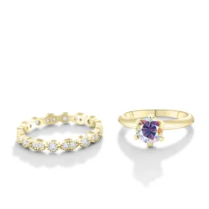Eternity ring en 18K vergulde S925 zilveren moissaniet ring set op witte achtergrond