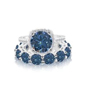 Dettaglio del set di anelli in argento S925 con moissanite blu e pavé di zirconi