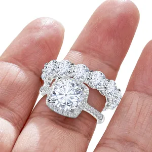 Set di anelli di lusso in Moissanite 8CT in argento S925 indossato al dito con certificato GRA