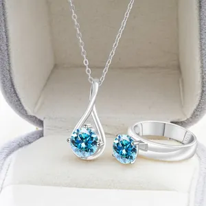 Macro-opname van S925 zilveren ring en ketting set met sprankelende blauwe moissaniet