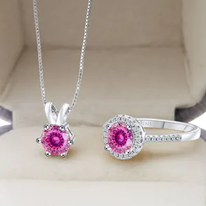Détail de la parure en argent S925 avec collier et bague en moissanite rose dans un coffret