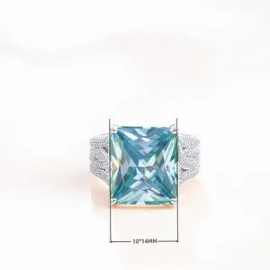 Makroaufnahme: 10x14mm Smaragdschliff Moissanit-Ring mit dreireihigem Pavé-Silberband
