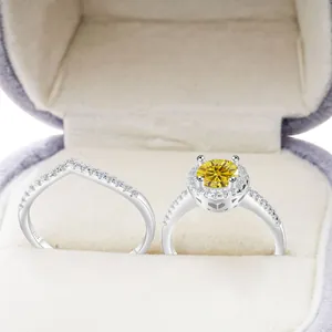 Dettaglio macro del marchio S925 sul set di anelli in argento con moissanite gialla