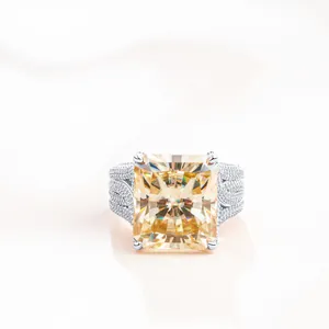 Makro-Detail des gelben Moissanit-Rings im Radiant-Schliff mit breitem Pavé-Diamantband
