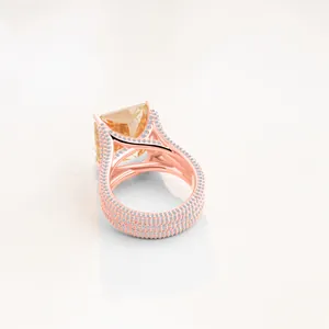 Luxuriöser roségoldener Ring mit großem Smaragdschliff Moissanit und Pavé-Besatz