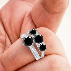 Detalle de anillo de plata con cuatro piedras negras graduadas y pavé lateral brillante
