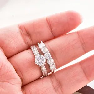 Schitterende S925 zilveren ringenset met 2,5 CT ronde moissaniet en pavé gezette stenen
