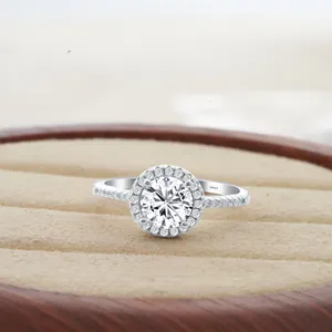 Lujoso anillo halo de moissanita de 1 quilate en plata S925 sobre caja de madera