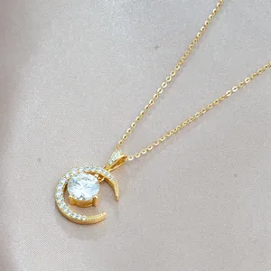 Detail der S925 Silber Mondsichel mit 2ct rosa Moissanit Anhänger auf Seidenhintergrund