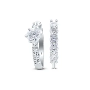 Detailopname van 925 sterling zilveren ringen met moissaniet stenen en S925 merk