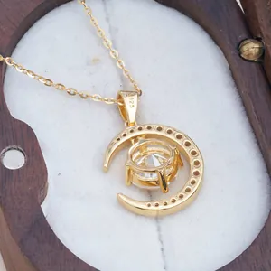 Nahaufnahme des Mondsichel-Anhängers aus 925er Silber mit Moissanit und Goldkette