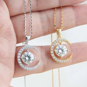 Detailansicht der Mondsichel-Halskette mit brillantem 2-Karat-Rosa-Moissanit-Steinanhänger