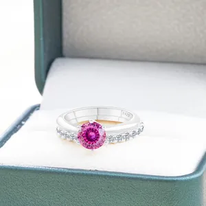 Κομψό δαχτυλίδι από ασήμι S925 με ροζ moissanite σε πολυτελή δερμάτινη θήκη